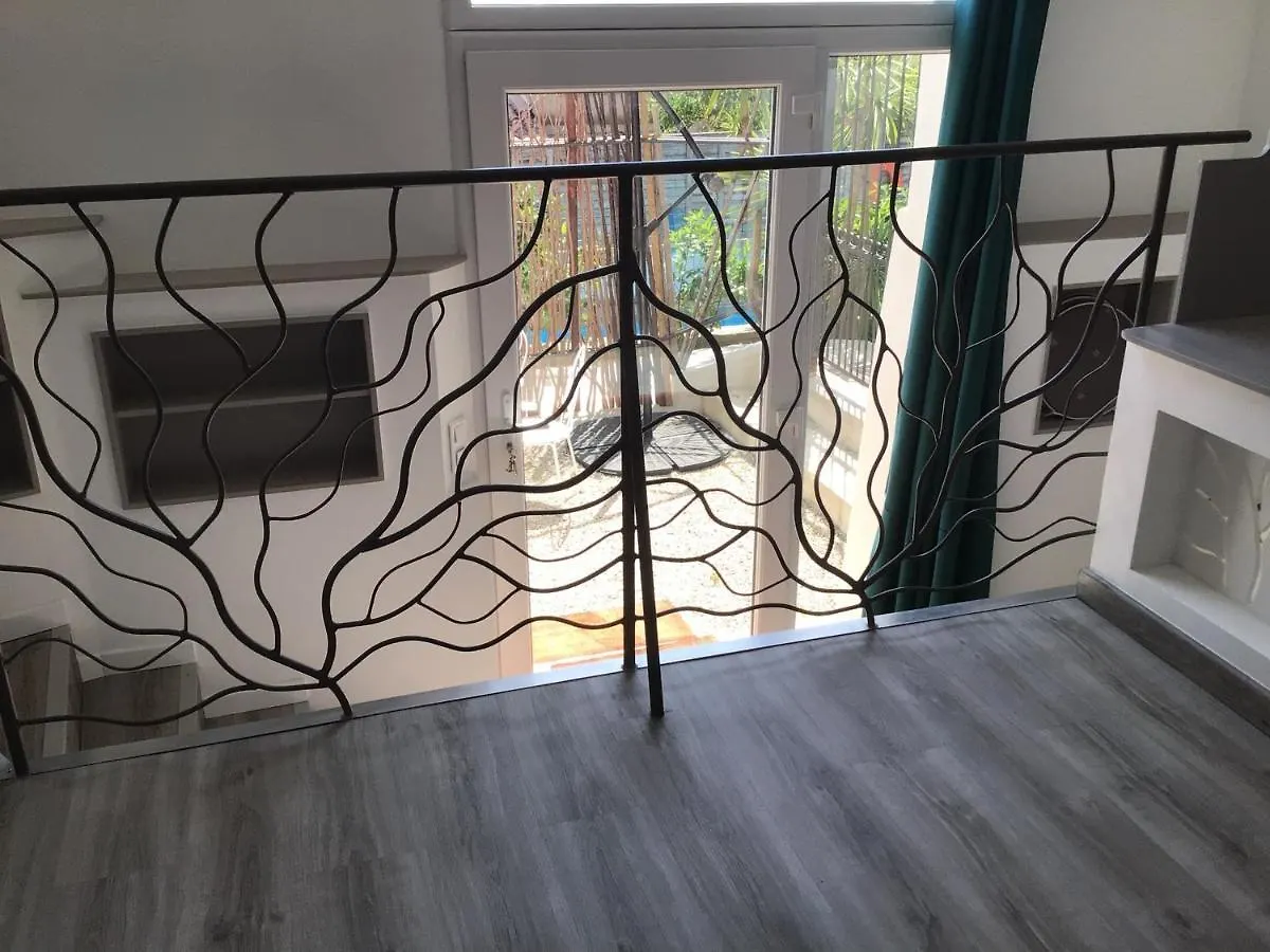 2 pièces rez-de-jardin dans maison avec piscine Villeneuve-Loubet 0*,