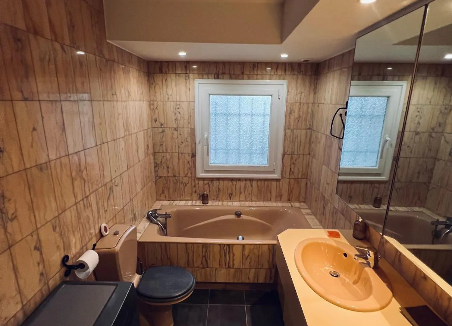 2 pièces rez-de-jardin dans maison avec piscine Villeneuve-Loubet 0*,  Francia
