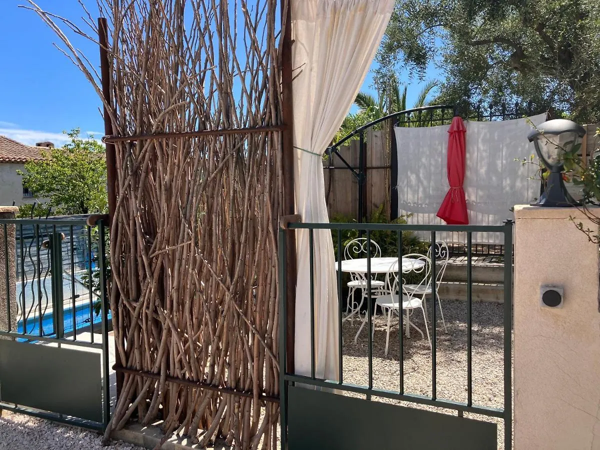 2 Pieces Rez-De-Jardin Dans Maison Avec Piscine Villeneuve-Loubet Frankreich